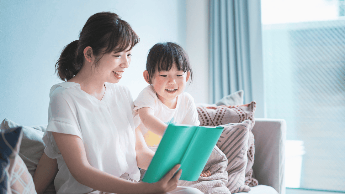 子どもに絵本を読んでほしい、読み聞かせって何かやり方があるんだろうか、と思っているお母さんお父さんもいることでしょう。 これからお伝えすることは、本当にかんたんなことです。ご家庭でお子さんに絵本を読んであげようと考えているお母さんお父さんが頭に入れておくと、絵本の読み聞かせがやりやすくなるでしょう。