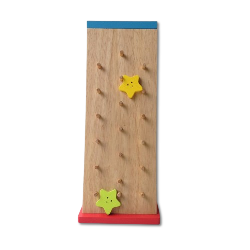 日本の老舗木製玩具メーカー「ニチガン」が作る、1~2歳向けのスロープ玩具です。この製品の特徴は、表裏の両面で2種類の遊びが楽しめること。表面では3種類の車がスピーディーに滑り、裏面では星型パーツがカタカタ揺れながらスロープを滑り落ちます。
繰り返し遊ぶ中で、指先を使って物を掴んだり動かしたりする力が育まれ、目と手の協調性も自然と高まります。さらに、木製ならではの温かみのある触感や、滑り落ちるパーツが奏でるリズミカルな音は、お子さまにも大人にも癒しを与えます。
