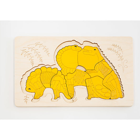 2重パズルとは、1枚のボードにパズルが2層にカットされたパズルのこと。写真は、「上=2層ともボードにセットされたもの」「下=上の層をはずしたところ」です。 下段にはなんと、恐竜の化石が!