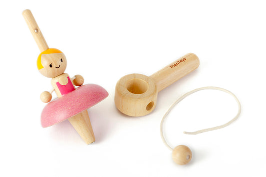 プラントイ社（タイ）のバレリーナコマ。回すと中の人形がくるくる踊る木製コマ。手首のひねり動作を促し、動きの変化を楽しみながら集中力を育てます。