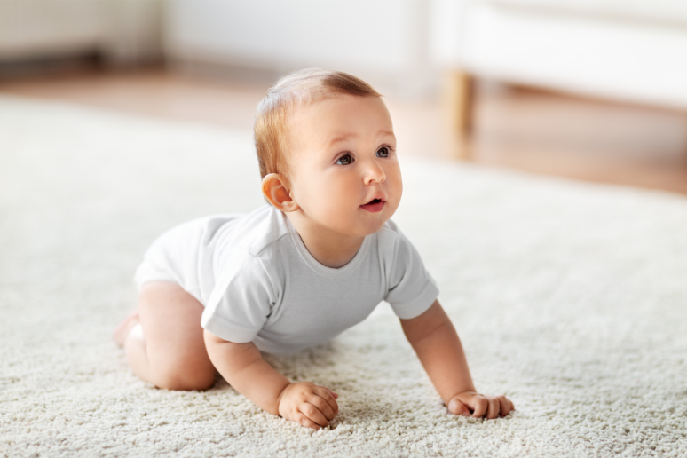 子どもは年齢とともに、お座り、ハイハイ、つかまり立ち、伝い歩き、歩く、走る、と運動機能が発達していきます。