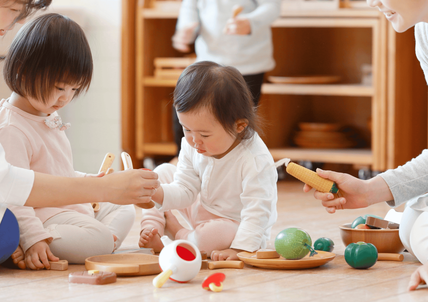 保育園でおもちゃ遊びを楽しむ子どもたち