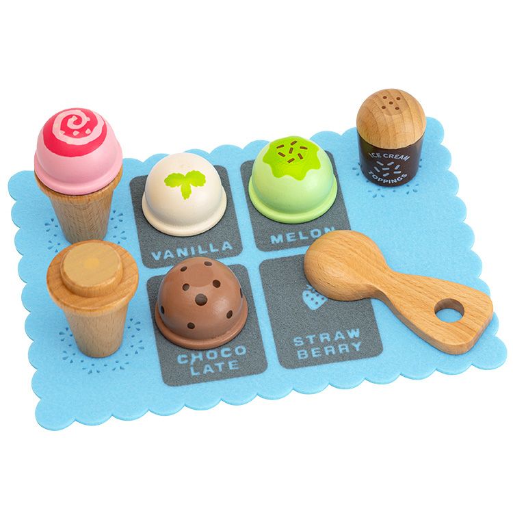 ウッディプッディ（日本）の「はじめてのおままごと アイスクリームセット」。マグネットでくっつく木製アイスを盛りつけて遊べるおままごとセット。ごっこ遊びを通して想像力ややりとりの力を育みます。