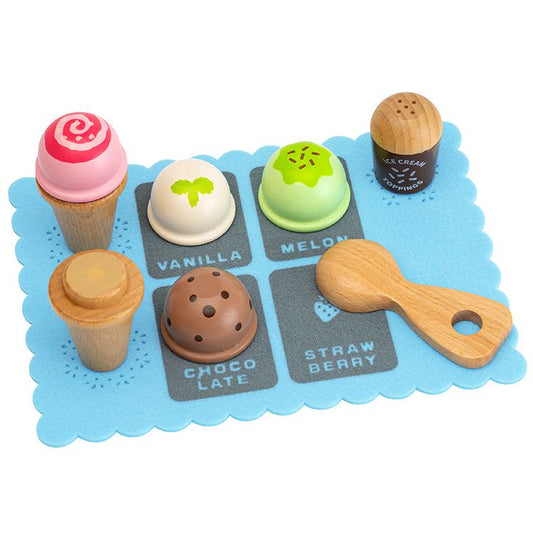 ウッディプッディ（日本）の「はじめてのおままごと アイスクリームセット」。マグネットでくっつく木製アイスを盛りつけて遊べるおままごとセット。ごっこ遊びを通して想像力ややりとりの力を育みます。