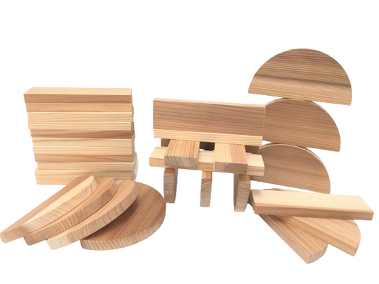 大館工芸社（日本）の百年杉の森の積み木。秋田杉を使った木の積み木セット。
