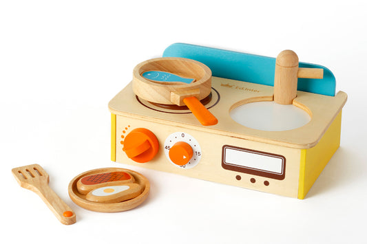 エド・インター（日本）のジュージューくるりん！キッチン。コンロやフライパンで遊べる木製おままごとキッチン。
