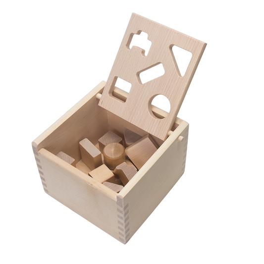 ミッキー社（スウェーデン）のMポストボックス。形あわせを楽しむ木製ポスト型おもちゃ。