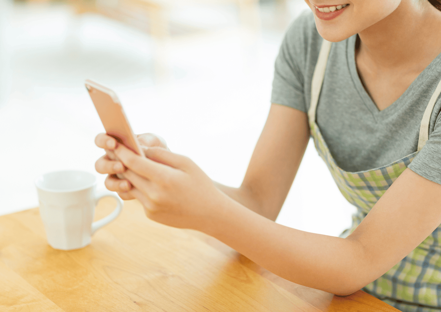 スマートフォンでおもちゃ選びの質問フォームに回答する保護者