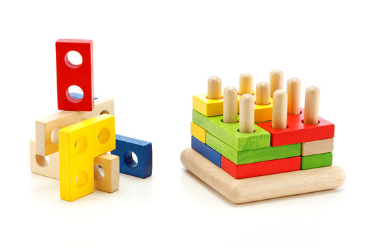 ボイラ社（タイ）のスタッキング・ジグソーズ。カラフルな木製ピースを重ねて楽しむ知育パズル。形や大きさの違いを学びながら手指の発達を促します。