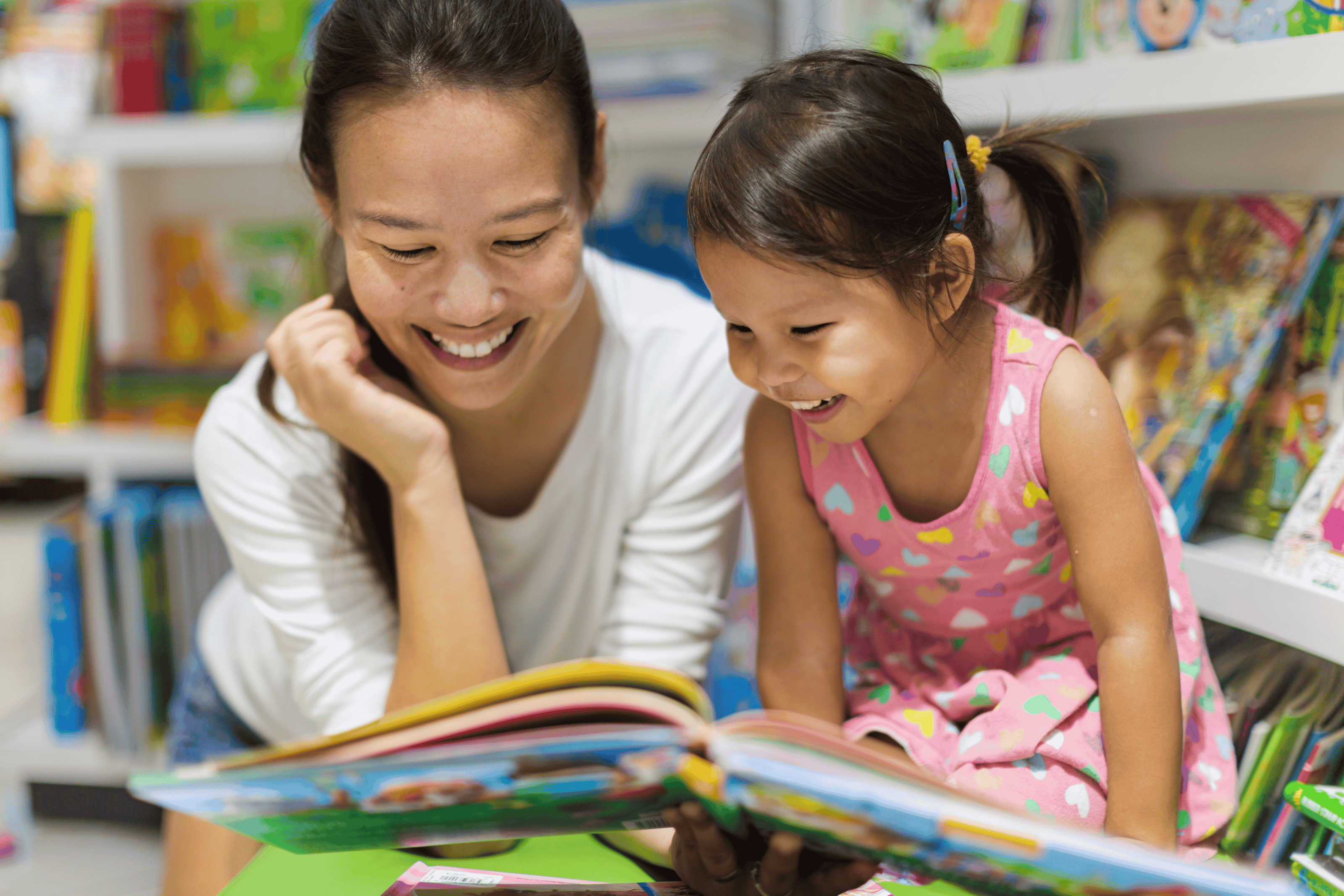 読み聞かせが子どもの脳に与える効果についてはお話ししたとおりですが、実は、読み聞かせによって、子どもの抑うつや不安傾向がわずかに減って子どもの問題行動が減少する傾向があることもわかっています。

 子どもへの影響をみると、機嫌の悪さが減り、気が散りやすいことが少なくなり、と情緒が安定する傾向があるようです。

 一方で、親への影響を見てみると、子どもの情緒が安定し、親子の愛着形成が促進され、子どもの問題行動が減ることで親のストレスが少なくなります。

 特に共働きのご家庭では「読み聞かせをする時間がない！」と思いますが、忙しい中でも時間を作って読み聞かせの量が増えると、早い段階からの関わりが将来的な手間を減らすことにつながり、その分だけ親のストレスが下がることがわかっています。