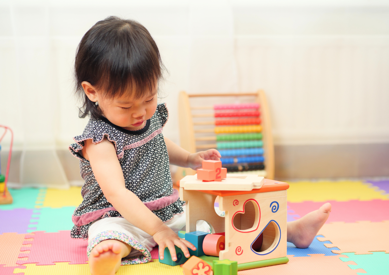 知育おもちゃで楽しそうに遊ぶ子どもの様子