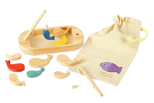 ゆらゆらさかなつり（すいーつばたけ木工所／日本）。ゆらゆら揺れる台で魚を釣って遊ぶ木製おもちゃ。